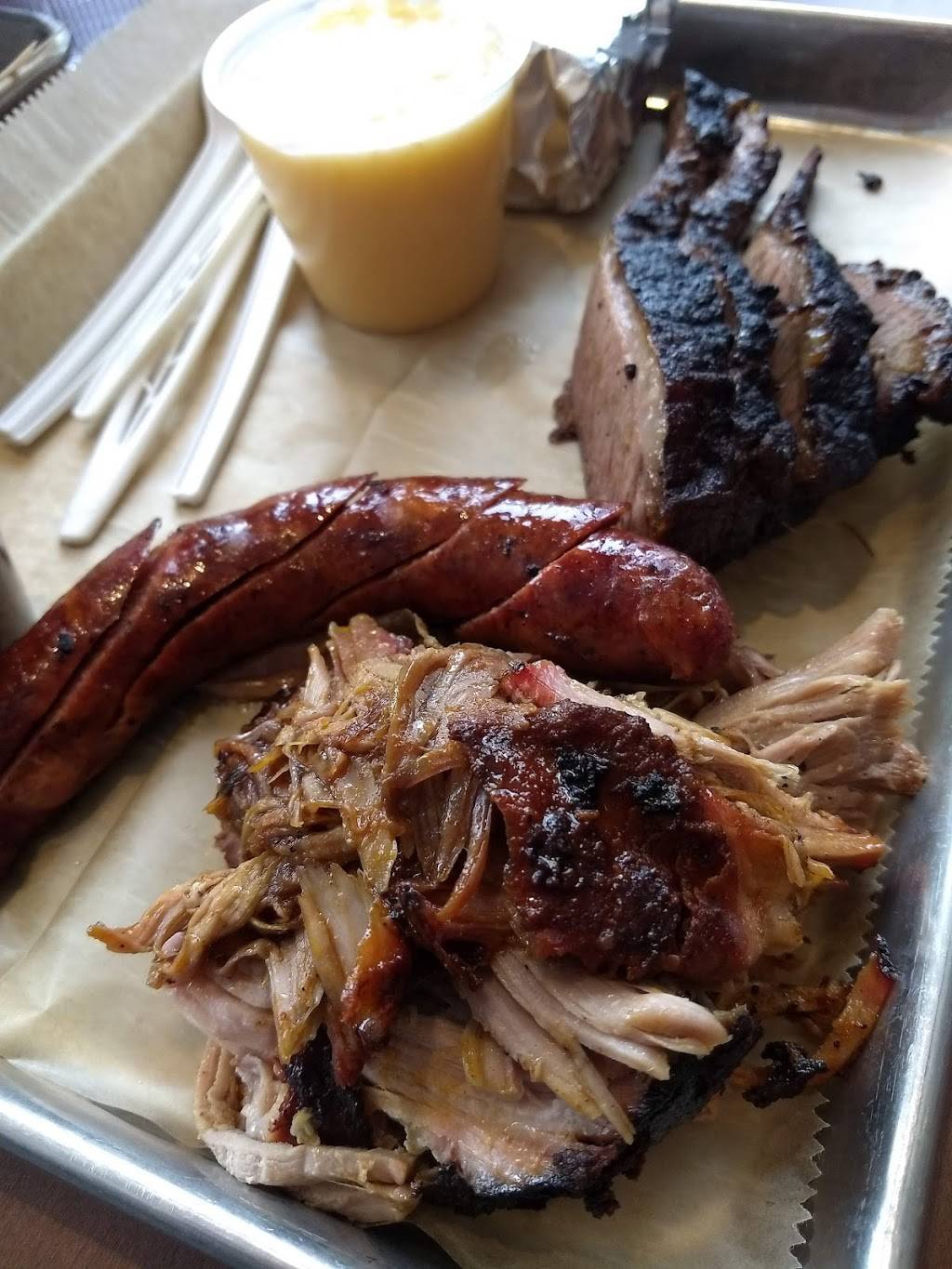 Heavens Table BBQ | restaurant | 2238 N Farwell Ave, Milwaukee, WI 53202, USA | 4147327109 OR +1 414-732-7109