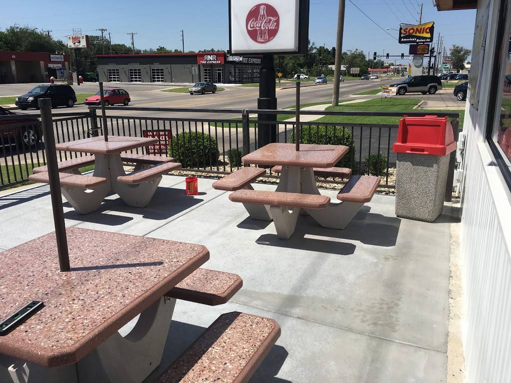 West Street Burgers | restaurant | 130 S West St, Wichita, KS 67213, USA | 3169439441 OR +1 316-943-9441