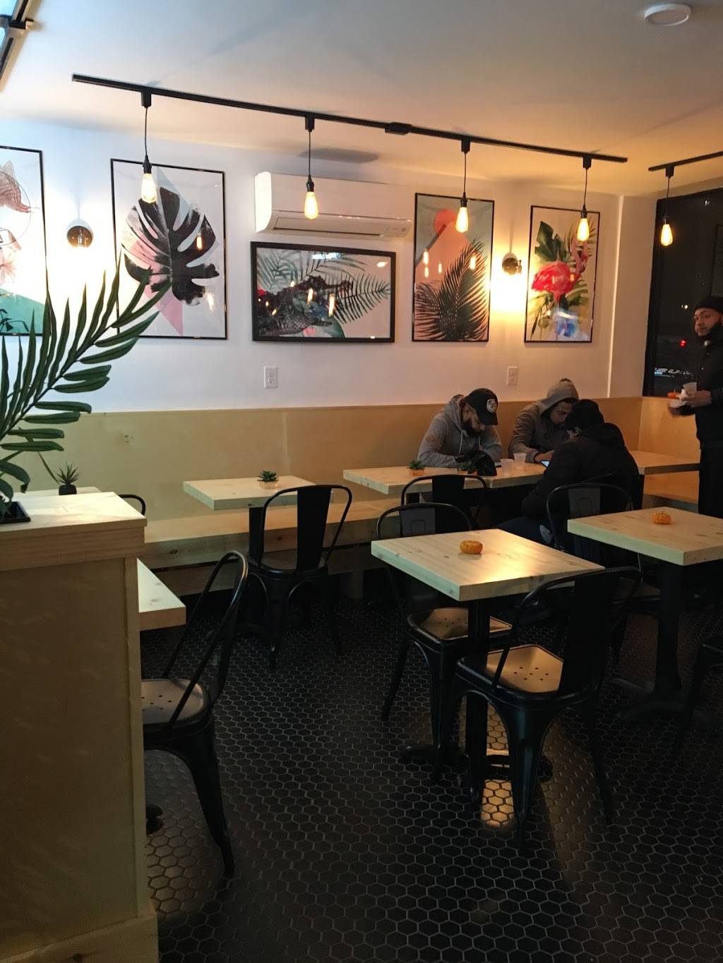 Makana | restaurant | 1502 Amsterdam Ave, New York, NY 10031, USA | 2123685033 OR +1 212-368-5033