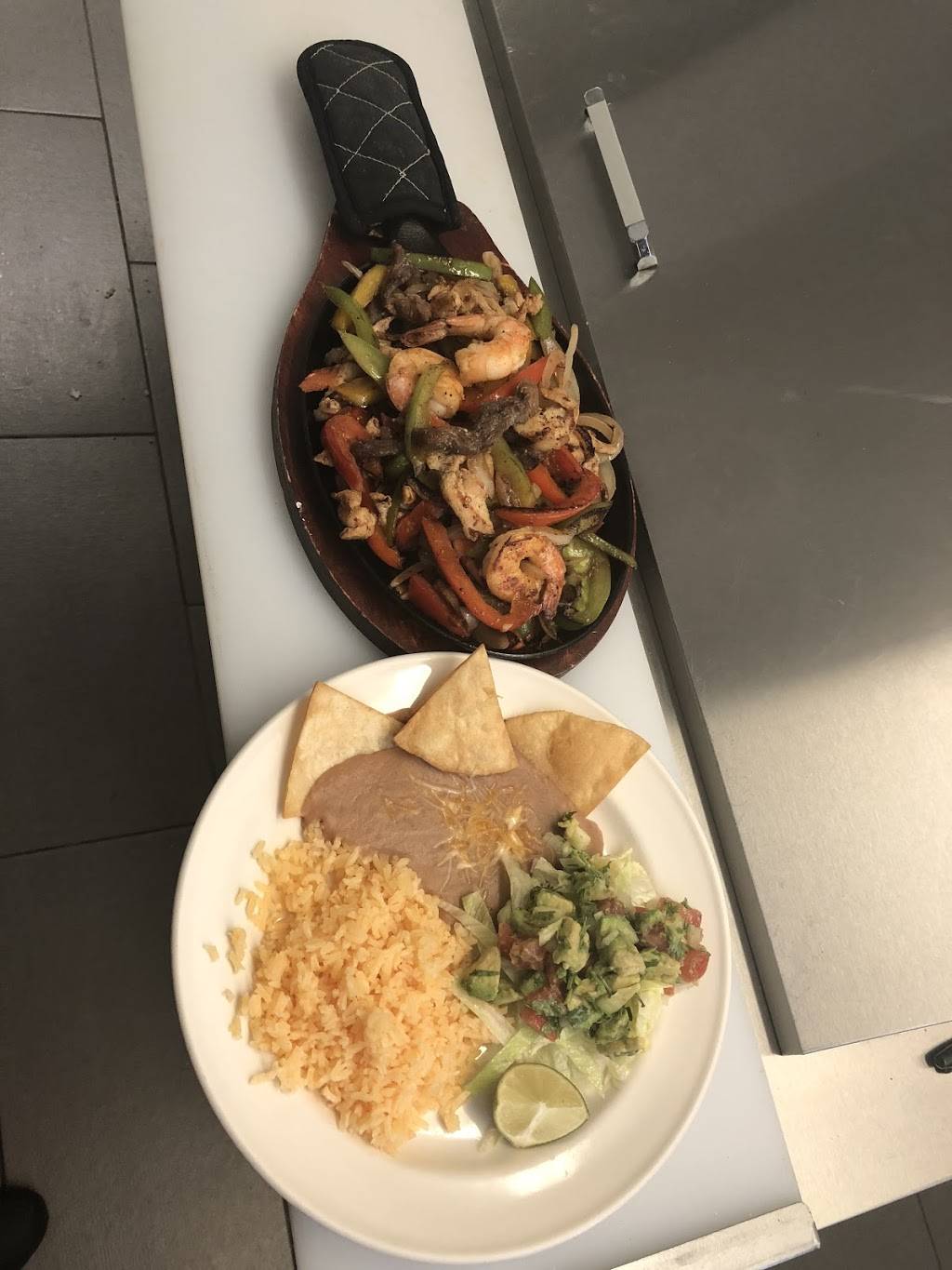 Pupuseria Y Restaurante Salvadoreño | restaurant | 1029 9th St, Greeley, CO 80631, USA | 9703564080 OR +1 970-356-4080