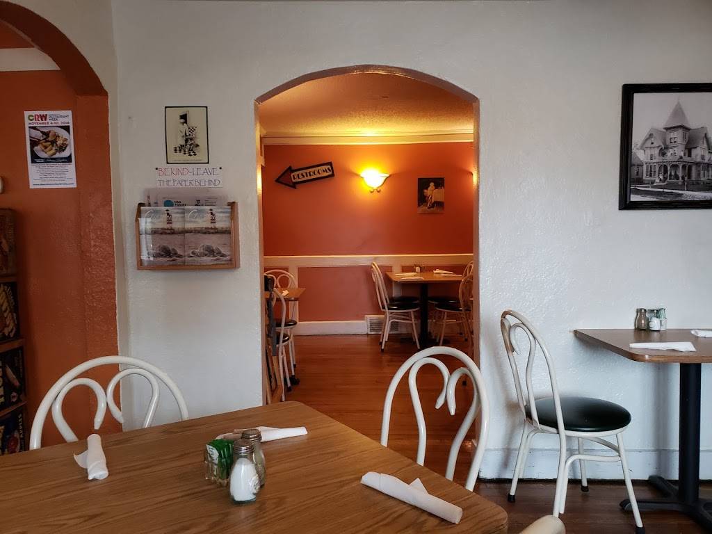 Smoke On the Water | restaurant | 103 Park Ave, Charlevoix, MI 49720, USA | 2312379604 OR +1 231-237-9604