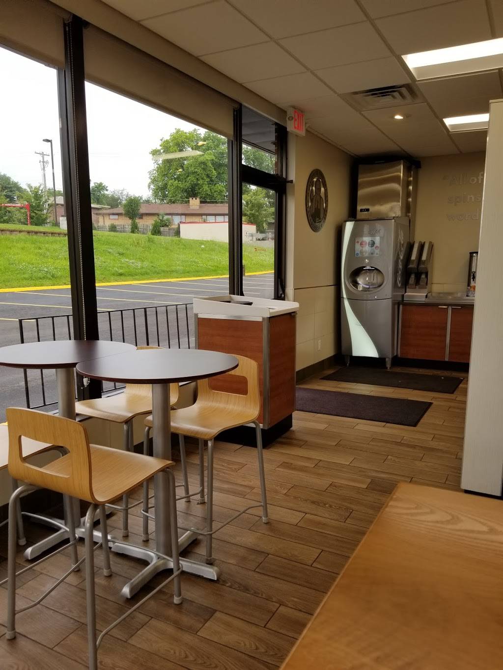 Wendys | restaurant | 2615 S 48th St, Lincoln, NE 68506, USA | 4024831700 OR +1 402-483-1700
