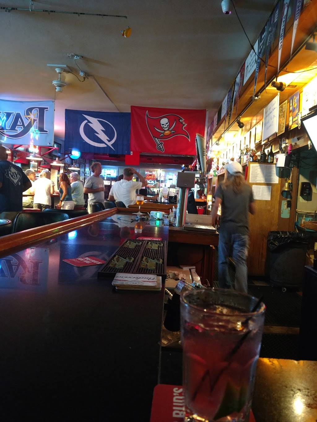 D Coy Ducks Bar & Grille | restaurant | 5410 Marina Dr, Holmes Beach, FL 34217, USA | 9417785888 OR +1 941-778-5888