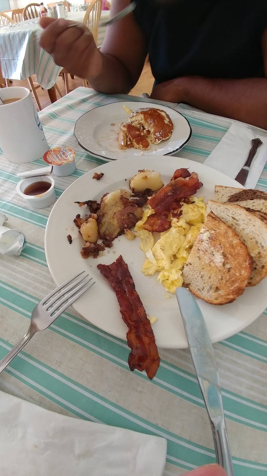 Lighthouse Cafe | cafe | 216 MA-28, West Harwich, MA 02671, USA | 5084325399 OR +1 508-432-5399