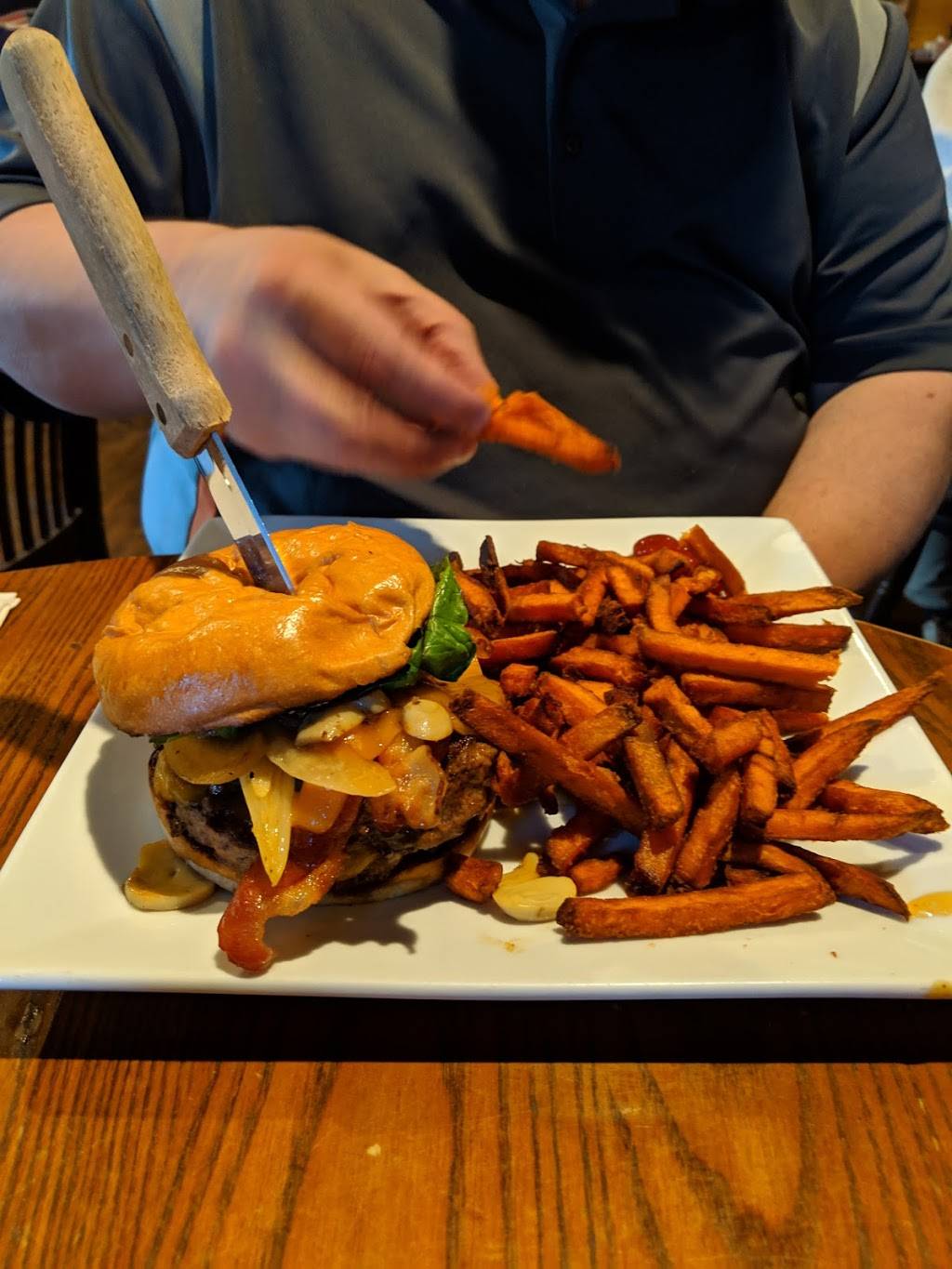 Wallys Tap House | restaurant | 13 Crandall Rd, Tiverton, RI 02878, USA | 4016241212 OR +1 401-624-1212