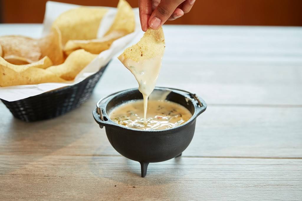 Salty Iguana Mexican Restaurant - Overland Park | restaurant | 8420 W 135th St, Overland Park, KS 66223, USA | 9134020200 OR +1 913-402-0200