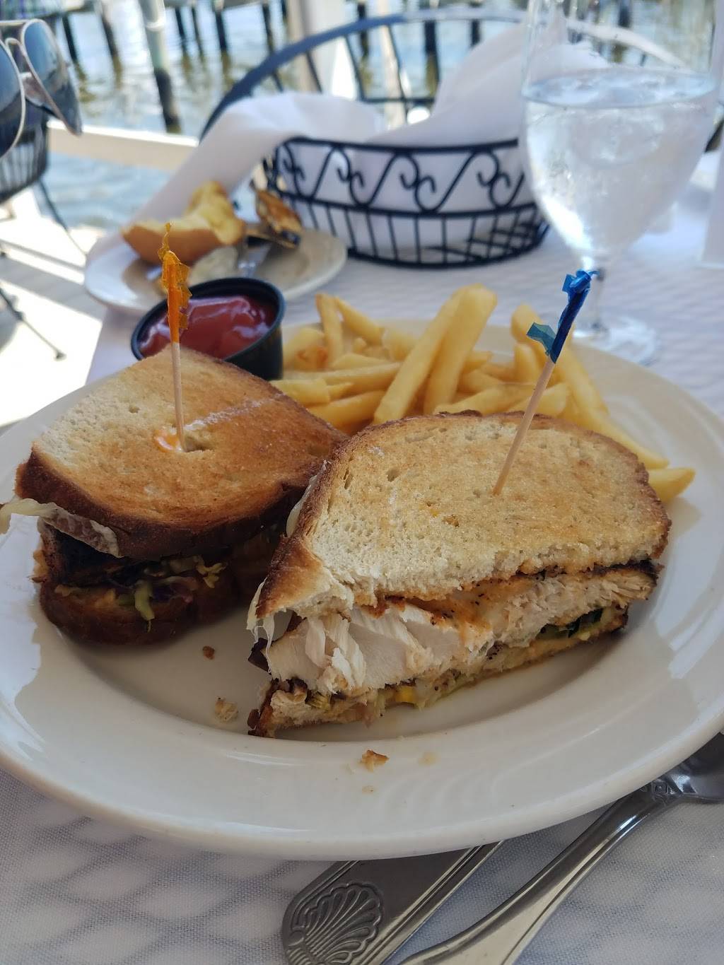 The Snapper Inn | restaurant | 500 Shore Dr, Oakdale, NY 11769, USA | 6315890248 OR +1 631-589-0248