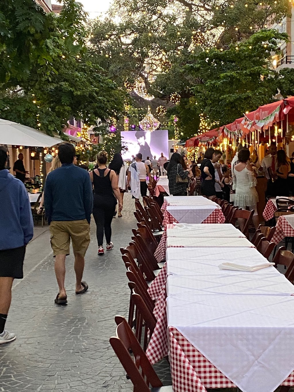 Española Way | restaurant | 401-499 Española Way, Miami Beach, FL 33139, USA | 3055889469 OR +1 305-588-9469