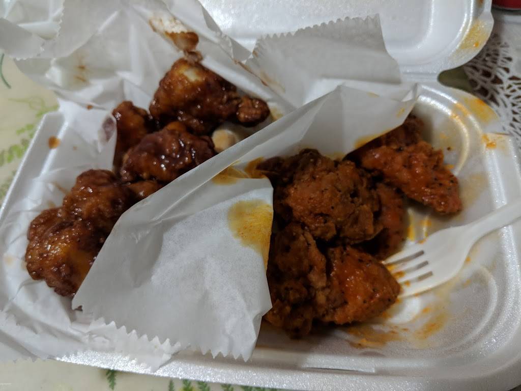 Rogers Wing | restaurant | 6752 N Sheridan Rd, Chicago, IL 60626, USA | 7738560559 OR +1 773-856-0559