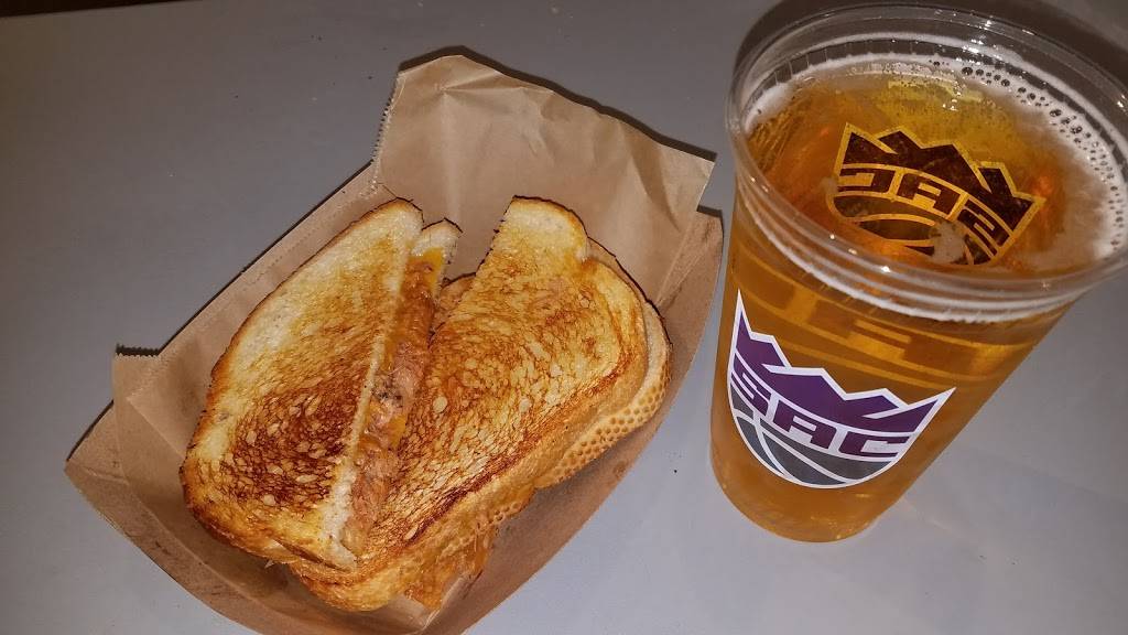 Big Cheese Dog House | restaurant | 500 David J Stern Walk #108, Sacramento, CA 95814, USA | 9168405754 OR +1 916-840-5754