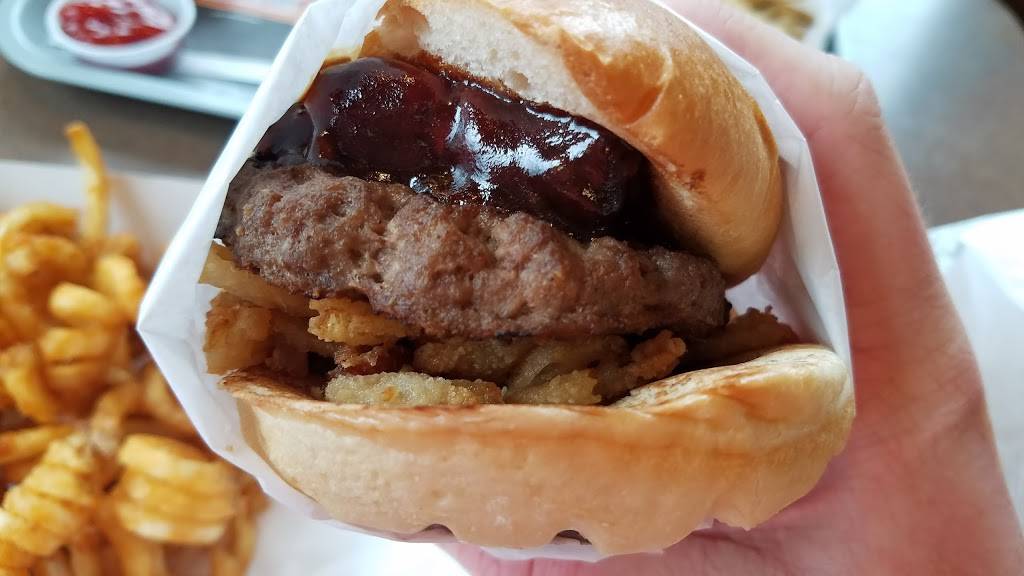 Hardees | restaurant | 127 Bank St, Tellico Plains, TN 37385, USA | 4232533350 OR +1 423-253-3350