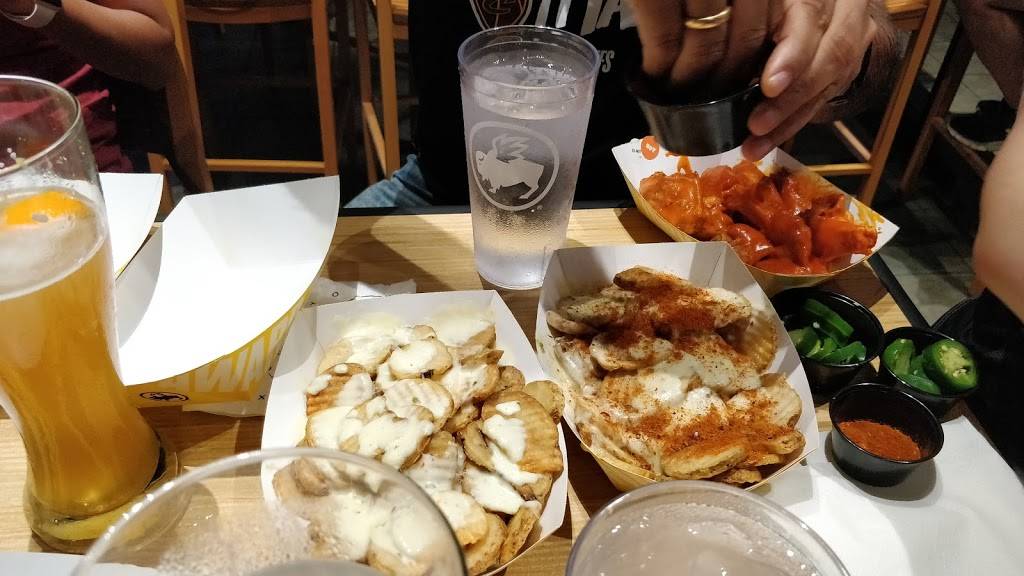 Buffalo Wild Wings | restaurant | 5050 Eastpointe Dr, Medina, OH 44256, USA | 3307649464 OR +1 330-764-9464