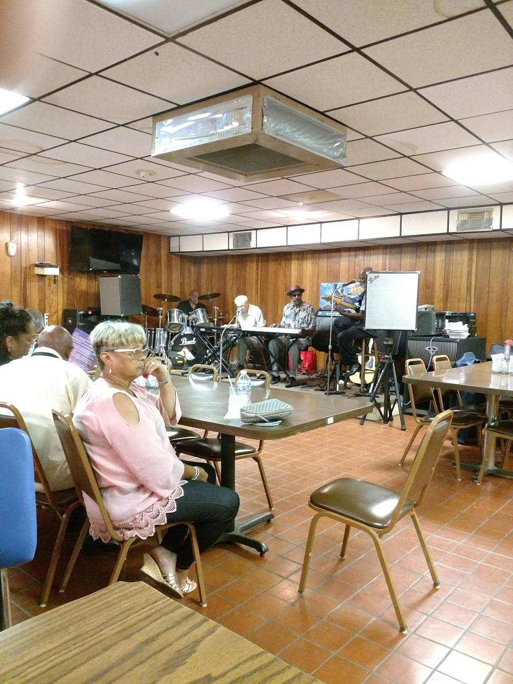 LVs Restaurant | restaurant | 1565 Briarfield Rd, Hampton, VA 23666, USA | 7578385888 OR +1 757-838-5888