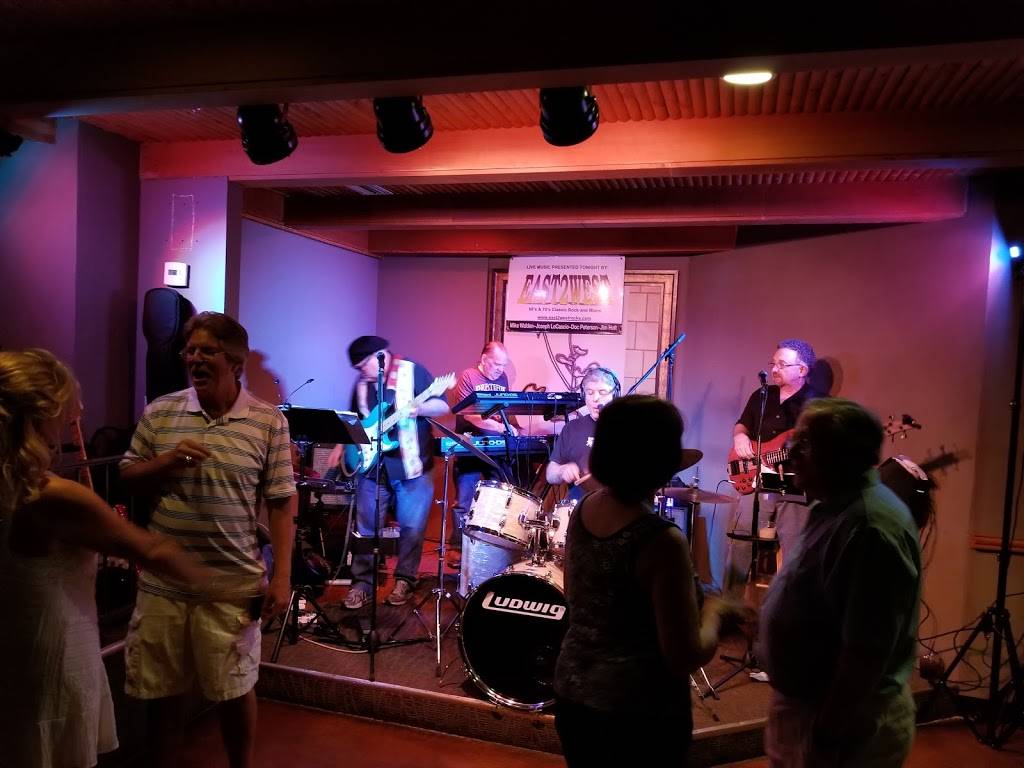 Lookout Bar & Grille | restaurant | 245 E Ina Rd, Tucson, AZ 85704, USA | 5202971151 OR +1 520-297-1151