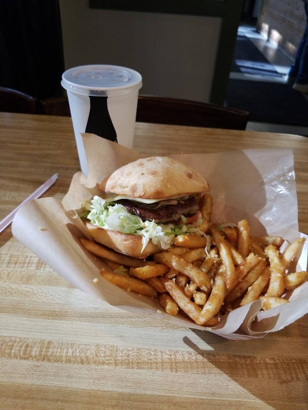 Giant Burger | restaurant | 846 CA-4, Arnold, CA 95223, USA | 2097951594 OR +1 209-795-1594