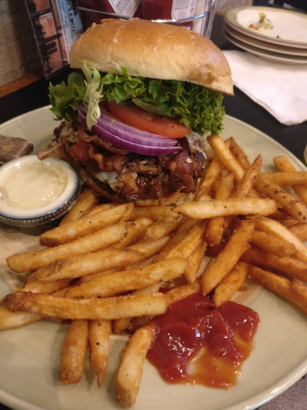 Lefty & Romos Bar & Grill | restaurant | 1985 Holton Rd, Muskegon, MI 49445, USA | 2317443222 OR +1 231-744-3222