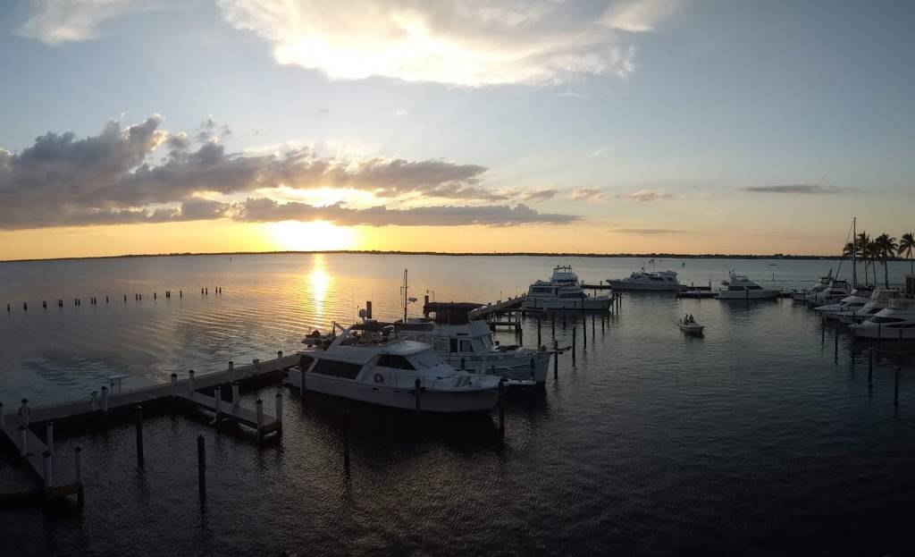 Pinchers | restaurant | 2360 W First St, Fort Myers, FL 33901, USA | 2392457049 OR +1 239-245-7049