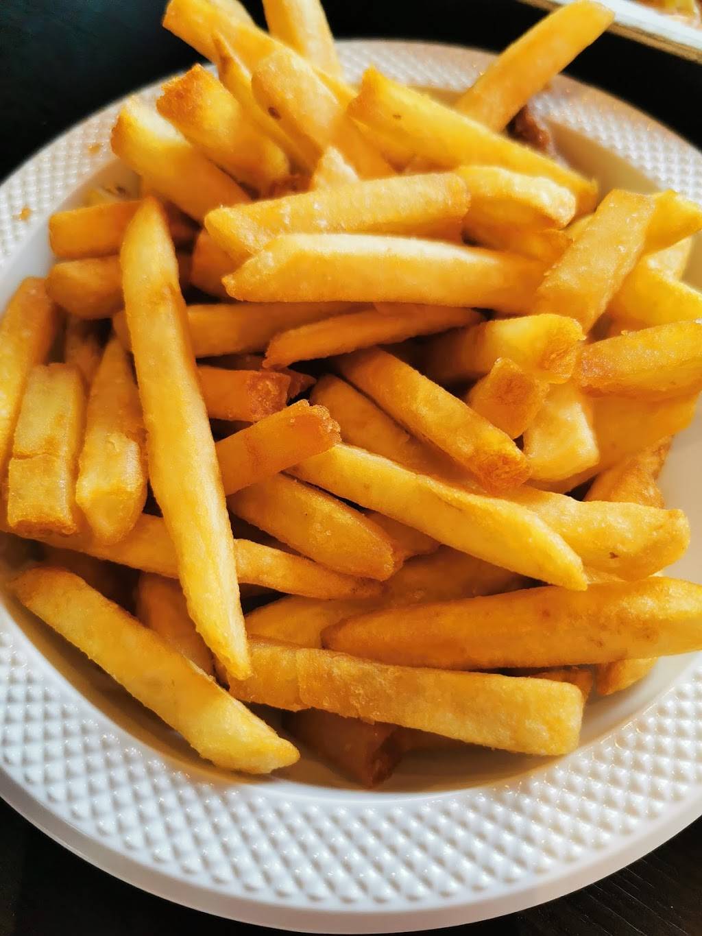 Grillies(Bayview) | restaurant | 1560 Bayview Ave, Toronto, ON M4G 3B8, Canada | 6477481236 OR +1 647-748-1236