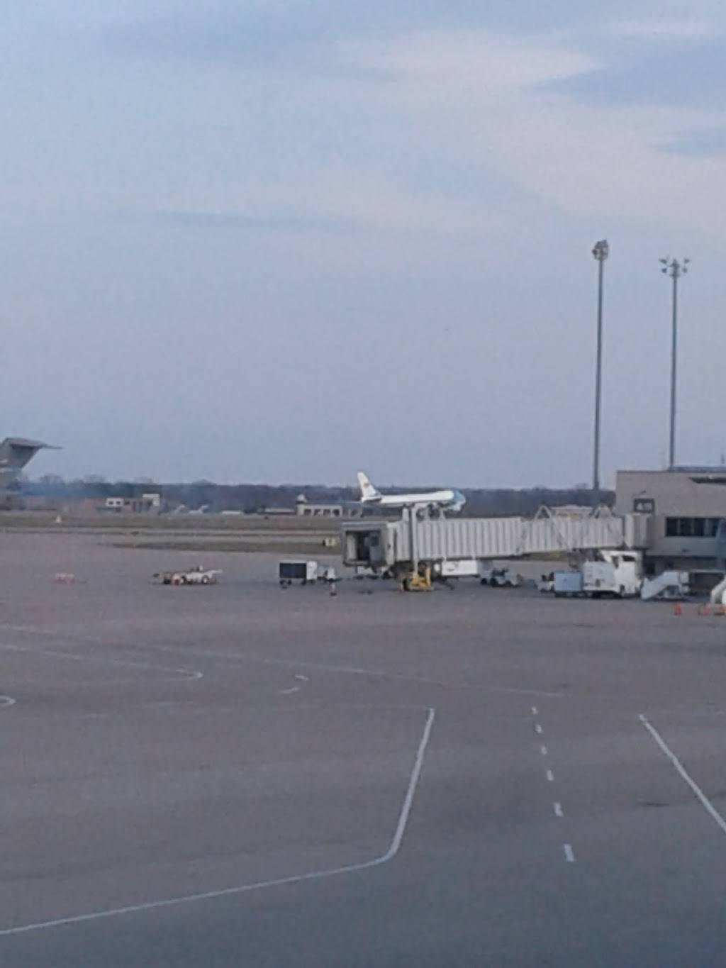 Chilis Grill & Bar | meal takeaway | Intl Airport, 600 Terminal Dr, Louisville, KY 40209, USA | 5023633004 OR +1 502-363-3004