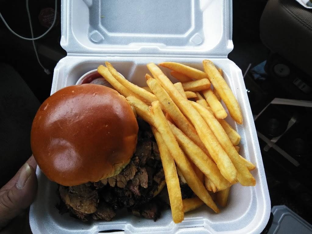 Smokin Es BBQ | restaurant | 2401 Central Ave, Lake Station, IN 46405, USA | 2196544141 OR +1 219-654-4141