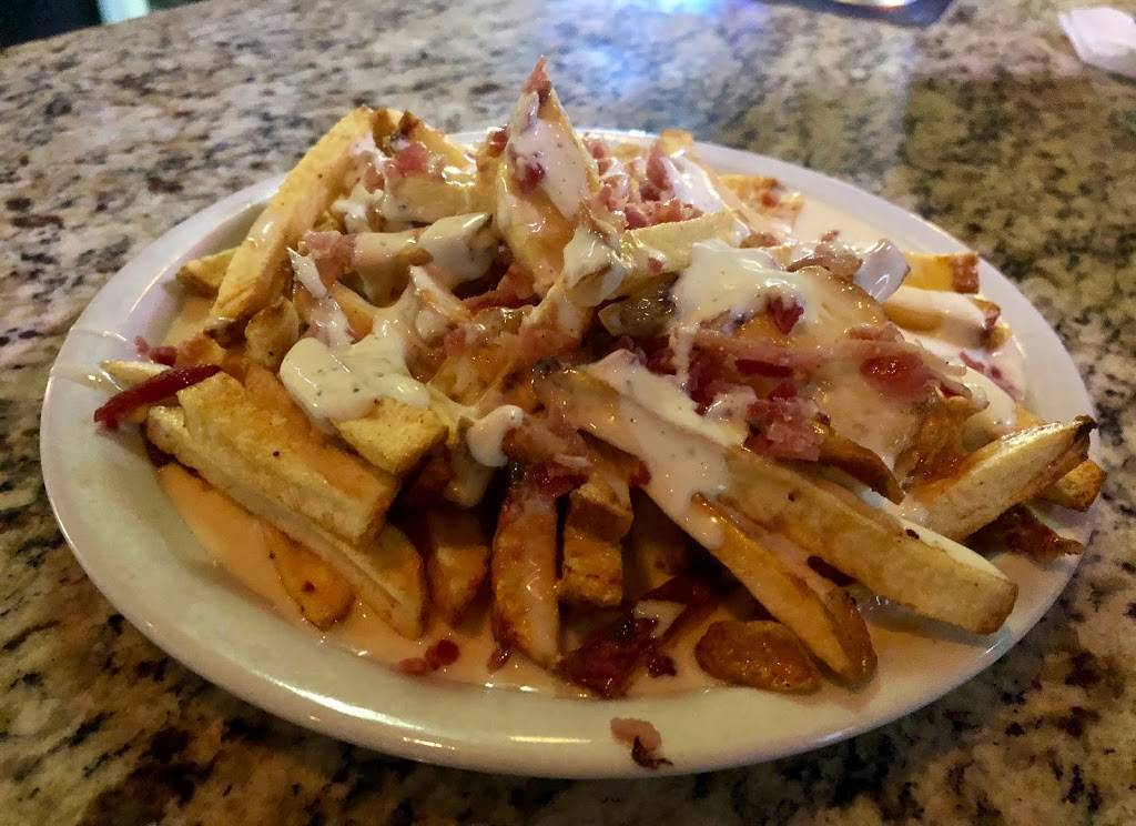 Divots Bar & Grill | restaurant | 12 Village Center Dr, Reading, PA 19607, USA | 6107756575 OR +1 610-775-6575