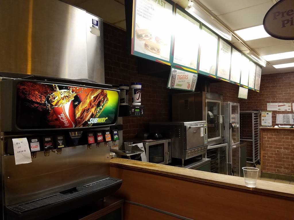 Subway Restaurants | restaurant | 38433 Grand River Ave, Farmington Hills, MI 48335, USA | 2484789777 OR +1 248-478-9777