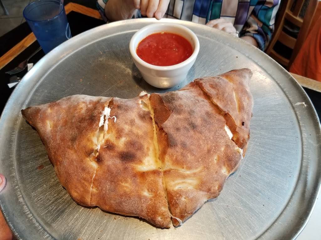 Off the Hook Bar & Grill | restaurant | 170 Ferry Blvd, Stratford, CT 06615, USA | 2036901777 OR +1 203-690-1777