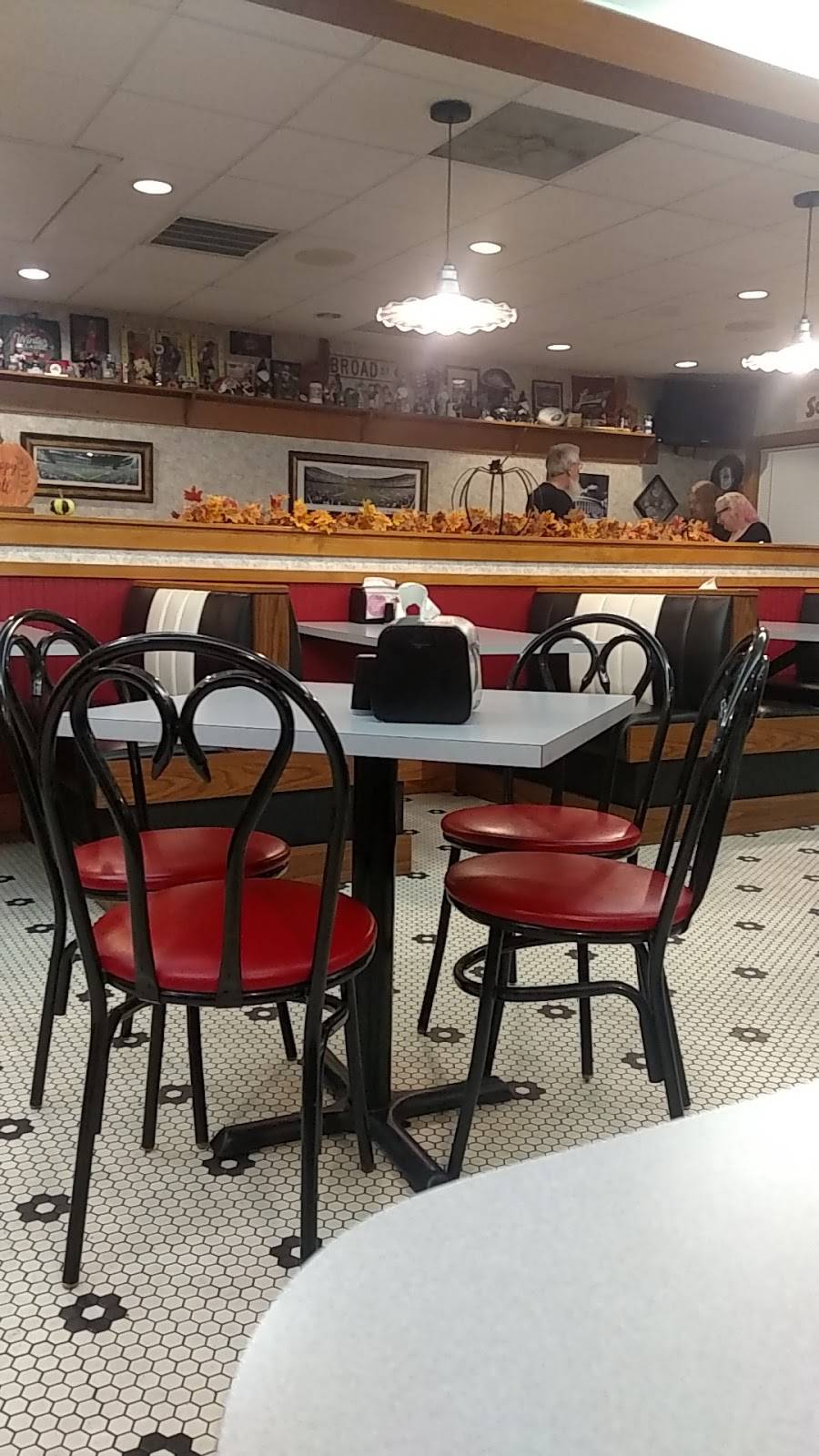 Scoops Ice Cream & Grille | restaurant | 312 Primrose Ln, Mountville, PA 17554, USA | 7172852055 OR +1 717-285-2055