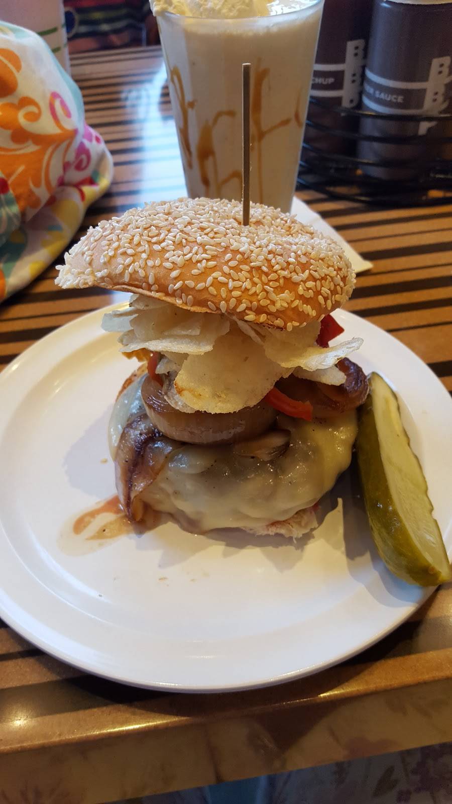 Bobbys Burger Palace | restaurant | 7101 Democracy Blvd, Bethesda, MD 20817, USA | 3017673943 OR +1 301-767-3943