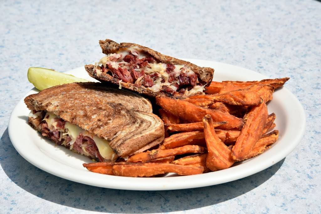 Sebago Brewing Company | restaurant | 211 Fore St, Portland, ME 04101, USA | 2077752337 OR +1 207-775-2337