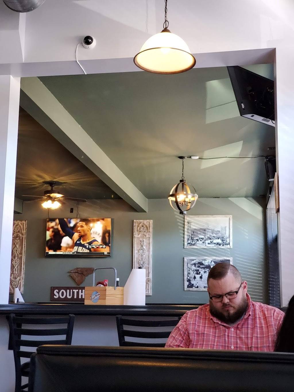 Southern Roots Bar & Grille | restaurant | 350 E Franklin St, Monroe, NC 28112, USA | 7047769556 OR +1 704-776-9556