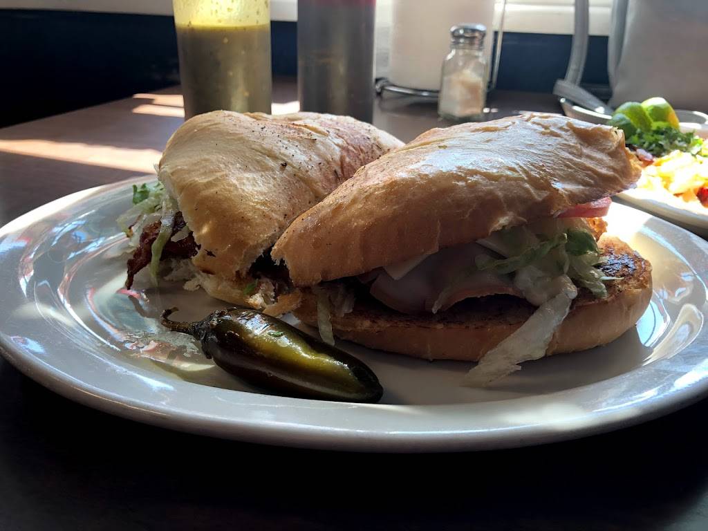 Taqueria y Tortas El Regio | restaurant | 104 NE 19th St, Grand Prairie, TX 75050, USA | 9722623433 OR +1 972-262-3433