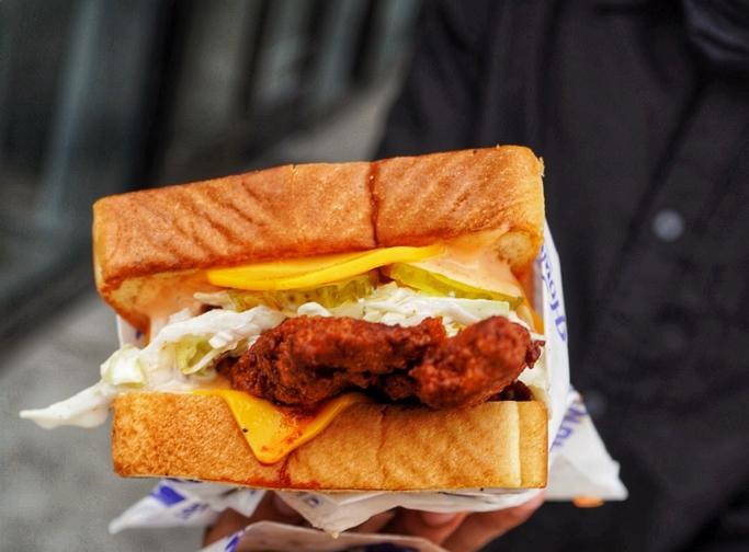 Howdy Hot Chicken | restaurant | 1473 Mason Rd, Katy, TX 77450, USA | 8329744850 OR +1 832-974-4850