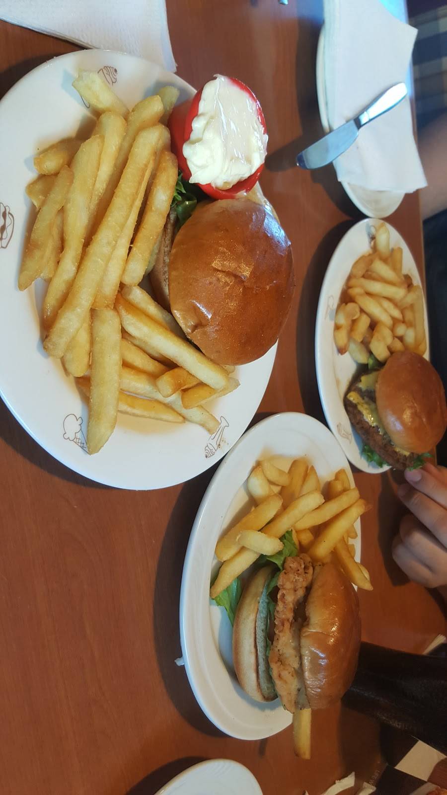 Friendlys | restaurant | 1826 Hempstead Turnpike, East Meadow, NY 11554, USA | 5167943191 OR +1 516-794-3191