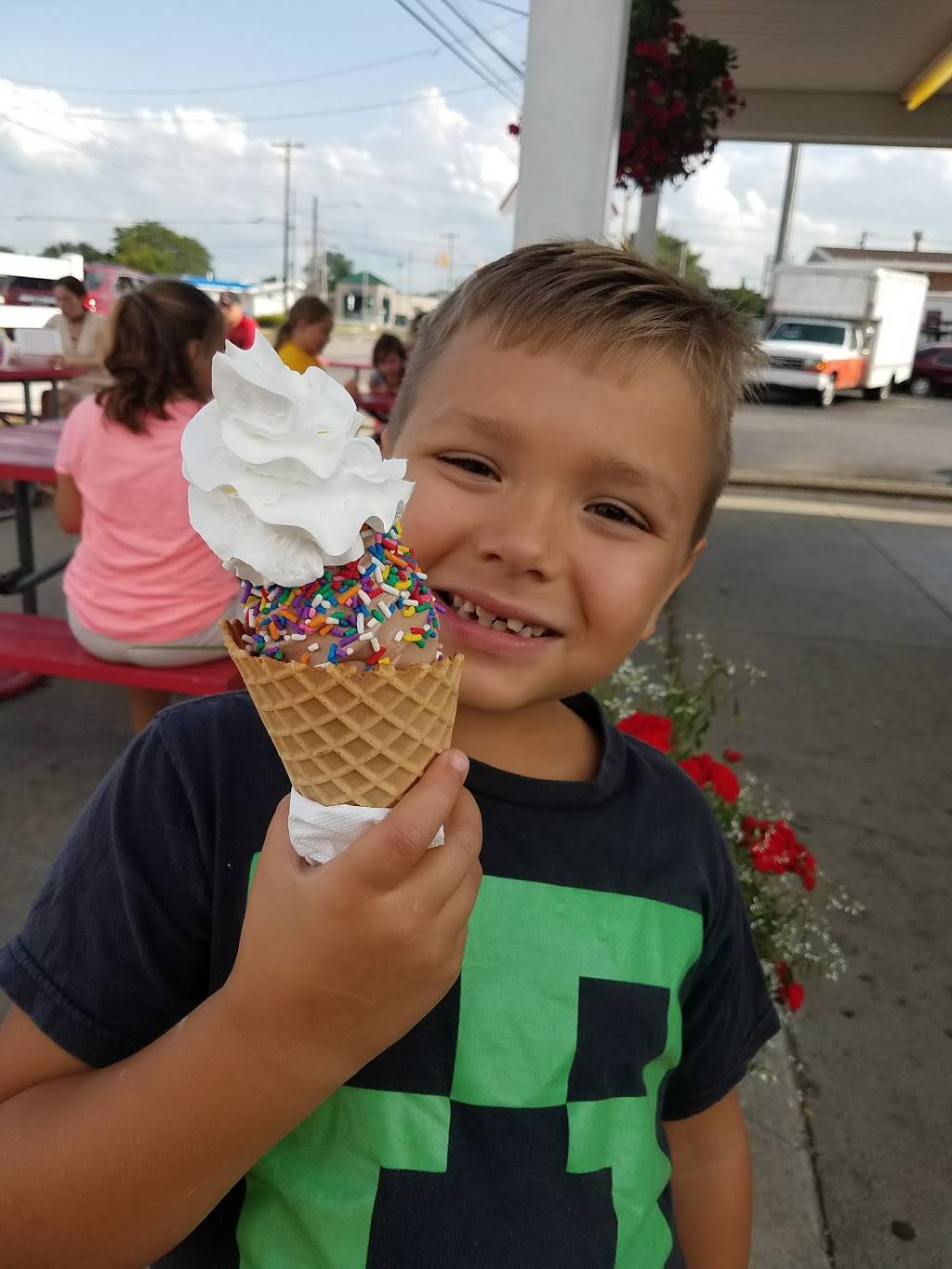 Tinys Dairy Barn | restaurant | 1051 N Shoop Ave, Wauseon, OH 43567, USA | 4193358762 OR +1 419-335-8762