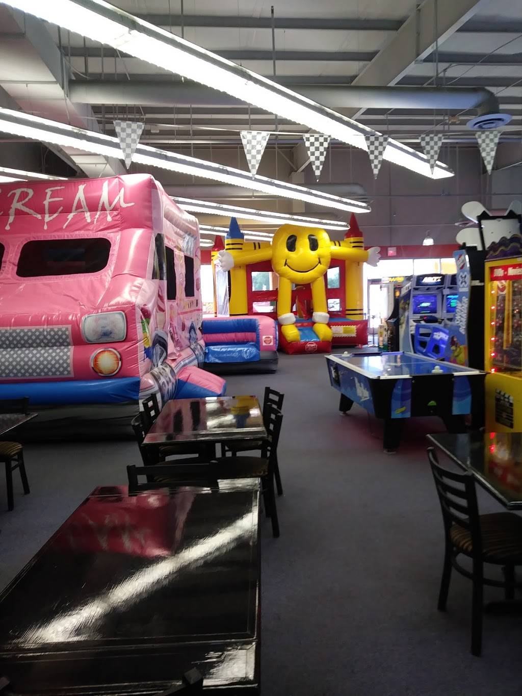 Racin Mason Pizza & Fun Zone | restaurant | 357 Tanger Blvd #317, Seymour, IN 47274, USA | 8125241000 OR +1 812-524-1000