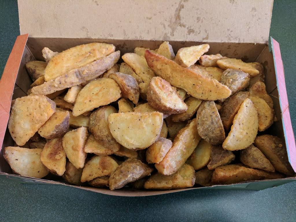 Queen Street Burger and Taters | restaurant | 45 Queen St N, Mississauga, ON L5N 1A2, Canada | 9058261244 OR +1 905-826-1244