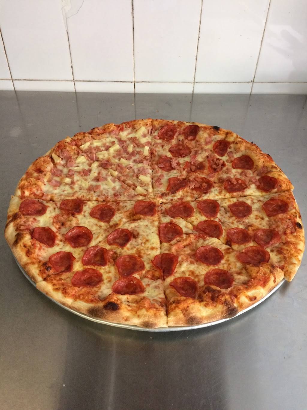 Ares Pizza + Wing | restaurant | 287 King St E, Kitchener, ON N2G 3K6, Canada | 5192080477 OR +1 519-208-0477