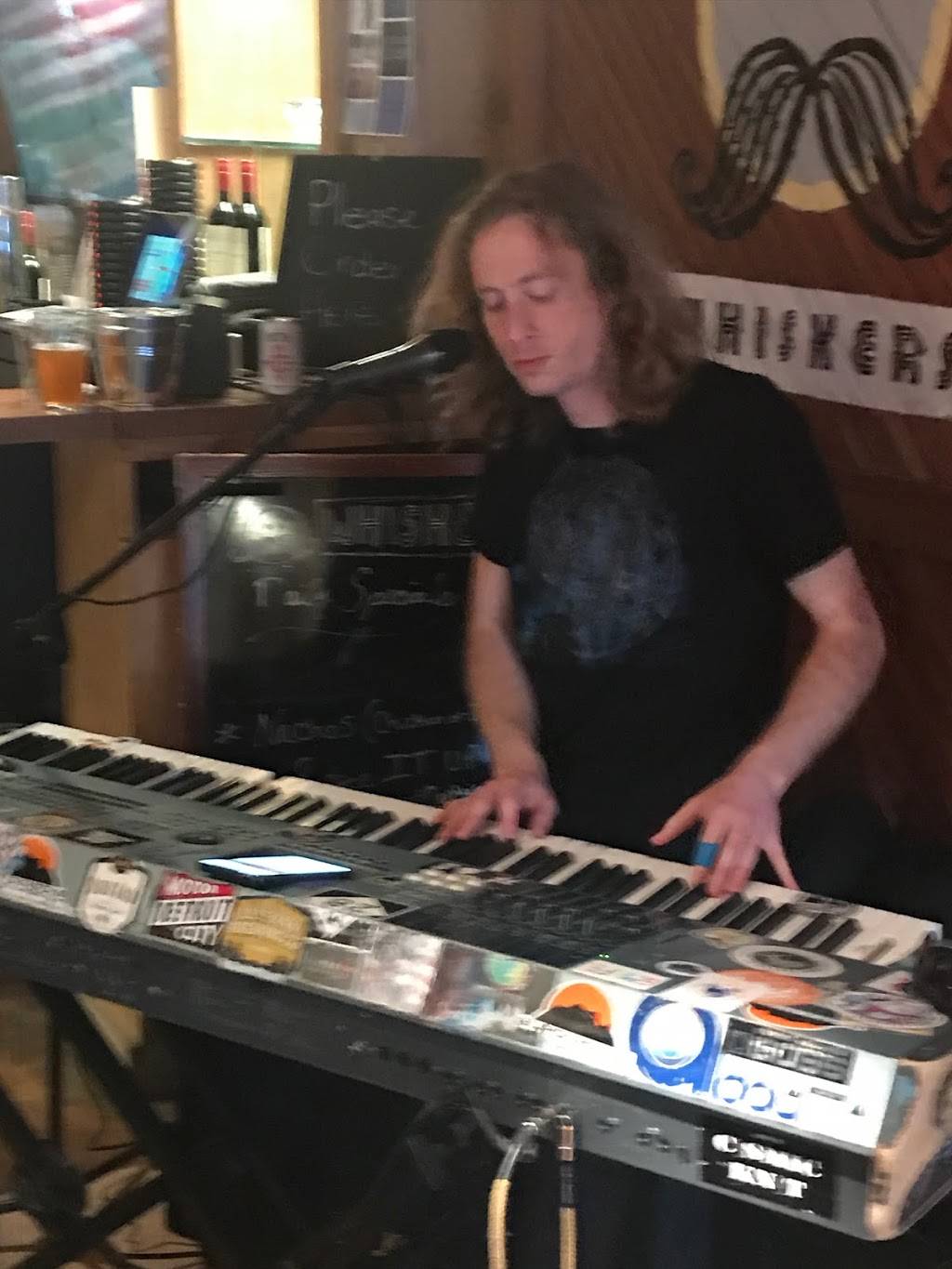 Whiskers Bar and Grill | restaurant | 1 Woodridge Rd, Glen Arbor, MI 49636, USA | 2313345215 OR +1 231-334-5215