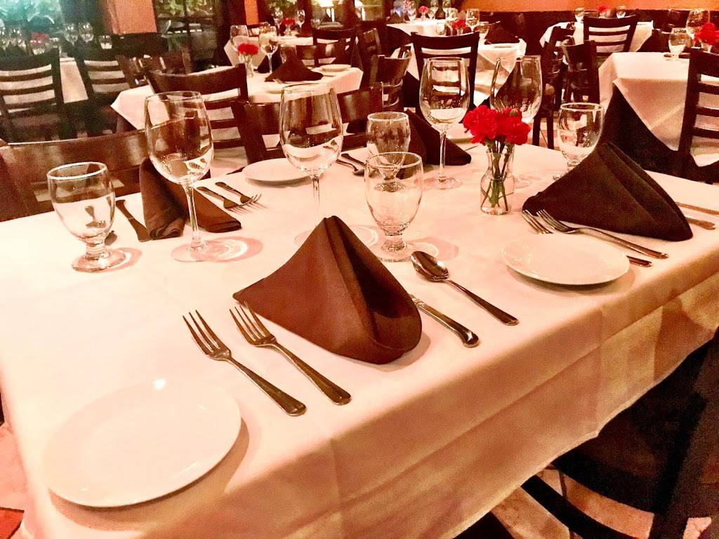 Avellinos Italian Restaurant | restaurant | 1813 Post Rd, Fairfield, CT 06824, USA | 2032541458 OR +1 203-254-1458