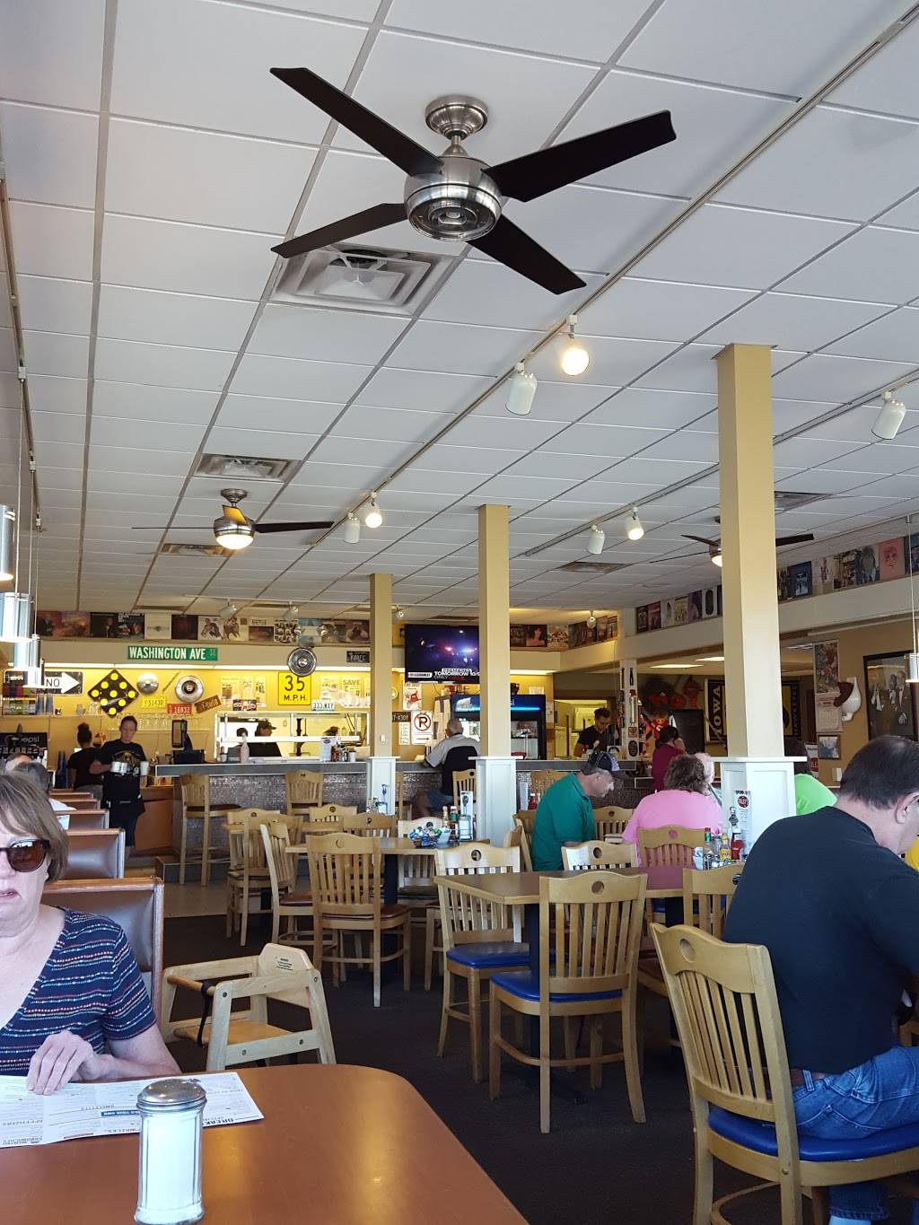 Rileys Cafe 2727 | restaurant | 2727 6th St SW, Cedar Rapids, IA 52404, USA | 3198263923 OR +1 319-826-3923