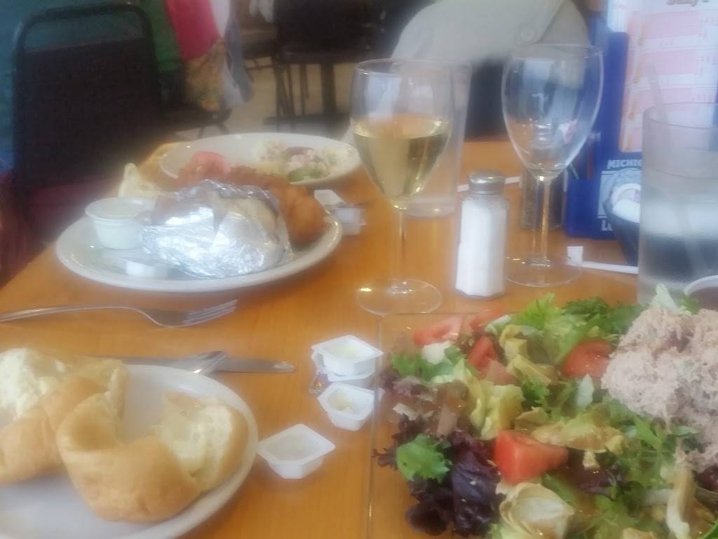 Airport Restaurant & Spirits | restaurant | 3608 Wildwood Ave, Jackson, MI 49202, USA | 5177833616 OR +1 517-783-3616