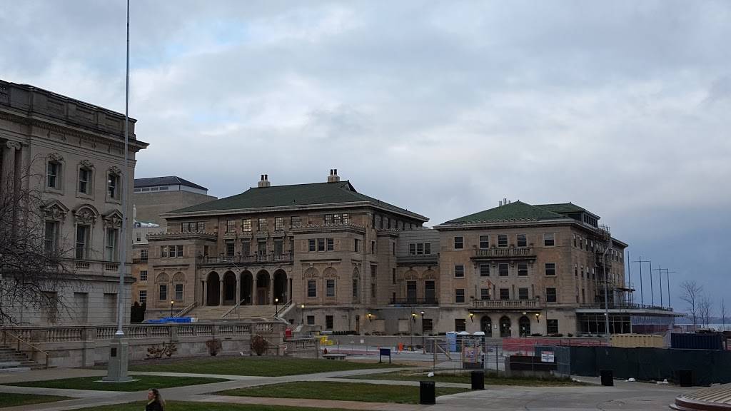 Memorial Union Terrace | restaurant | level 1 and lower level, 800 Langdon St, Madison, WI 53706, USA | 6082653000 OR +1 608-265-3000