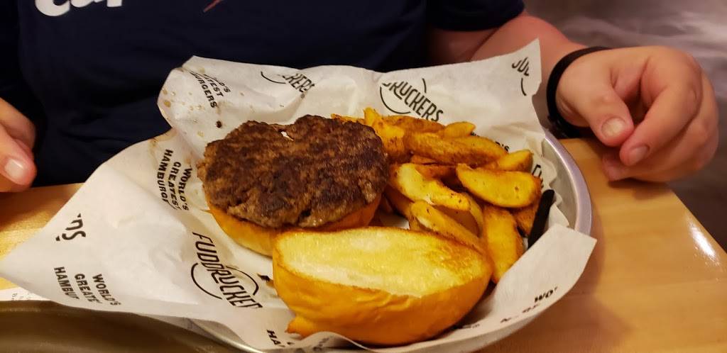 Fuddruckers | restaurant | 100 N Carter Rd, Ashland, VA 23005, USA | 8047986011 OR +1 804-798-6011