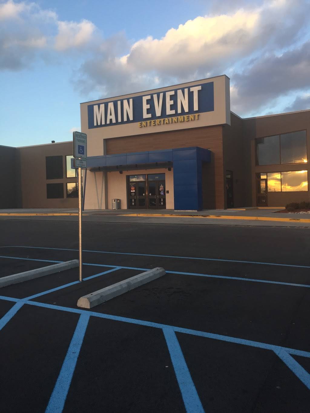 Main Event Indianapolis | restaurant | 4016 E 82nd St, Indianapolis, IN 46250, USA | 3176357777 OR +1 317-635-7777