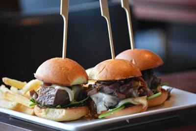 Bar Louie | night club | 1325 S Halsted St, Chicago, IL 60607, USA | 3127331411 OR +1 312-733-1411