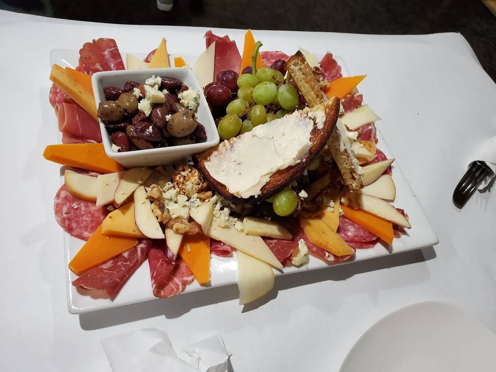 Solidays Restaurant | restaurant | 6935 Ward Rd, Niagara Falls, NY 14304, USA | 7165242665 OR +1 716-524-2665