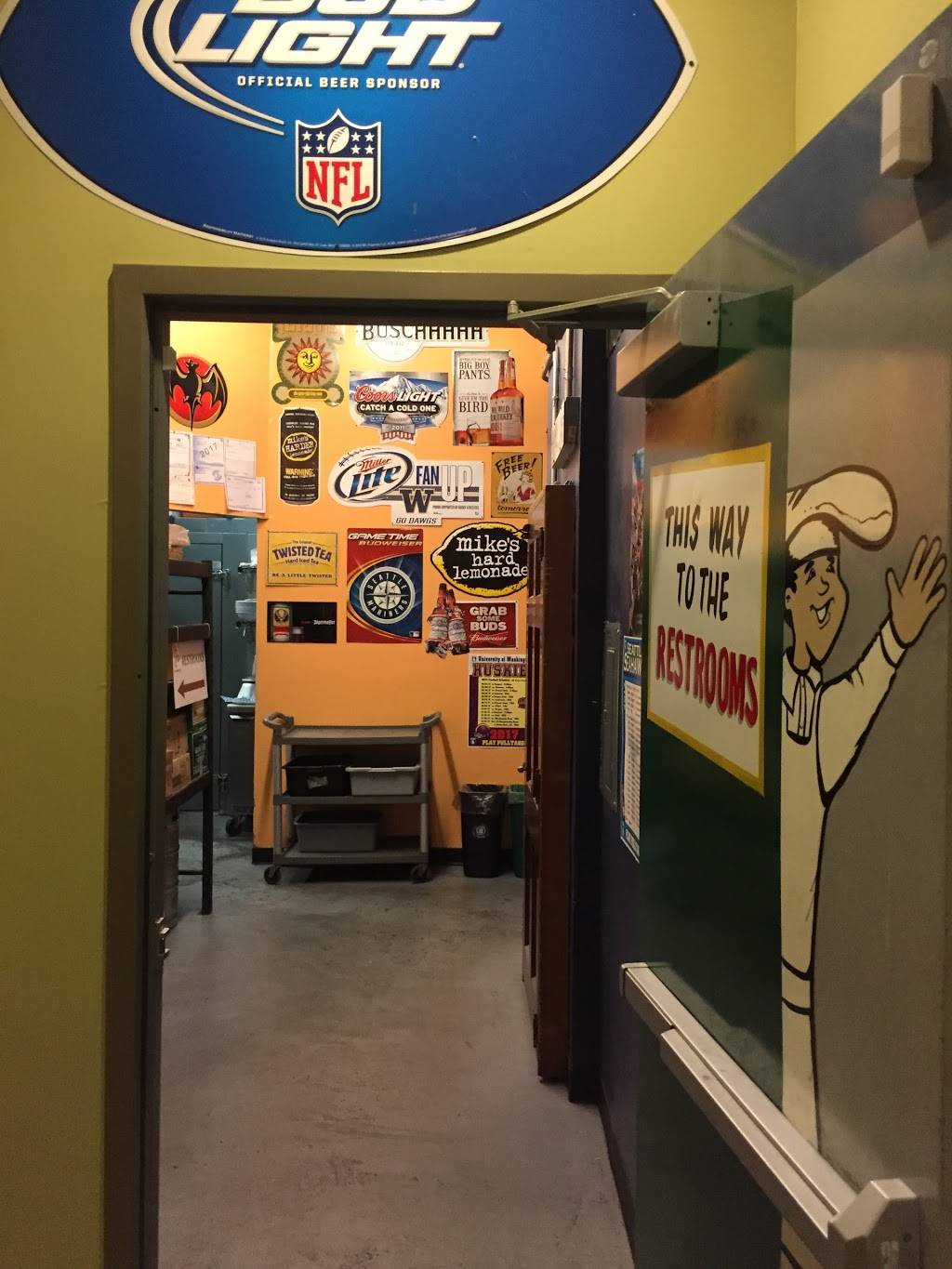 Bleachers Pub | restaurant | 8560 Greenwood Ave N, Seattle, WA 98103, USA | 2067839919 OR +1 206-783-9919