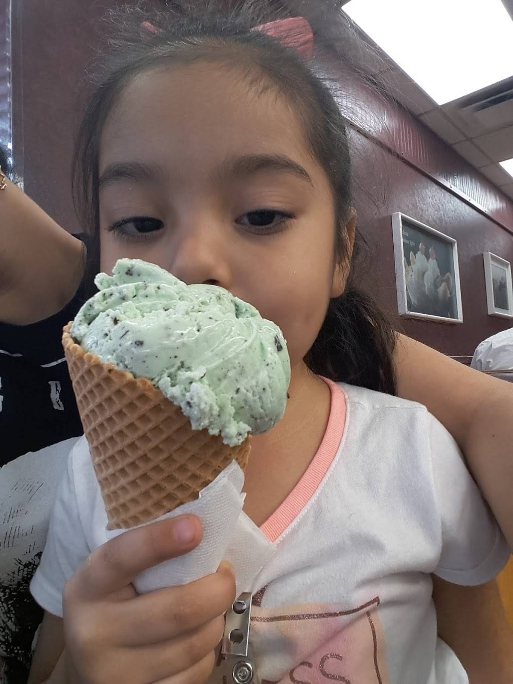 Braums Ice Cream & Burger Restaurant | restaurant | 812 S Stemmons Fwy, Lewisville, TX 75067, USA | 9722213312 OR +1 972-221-3312