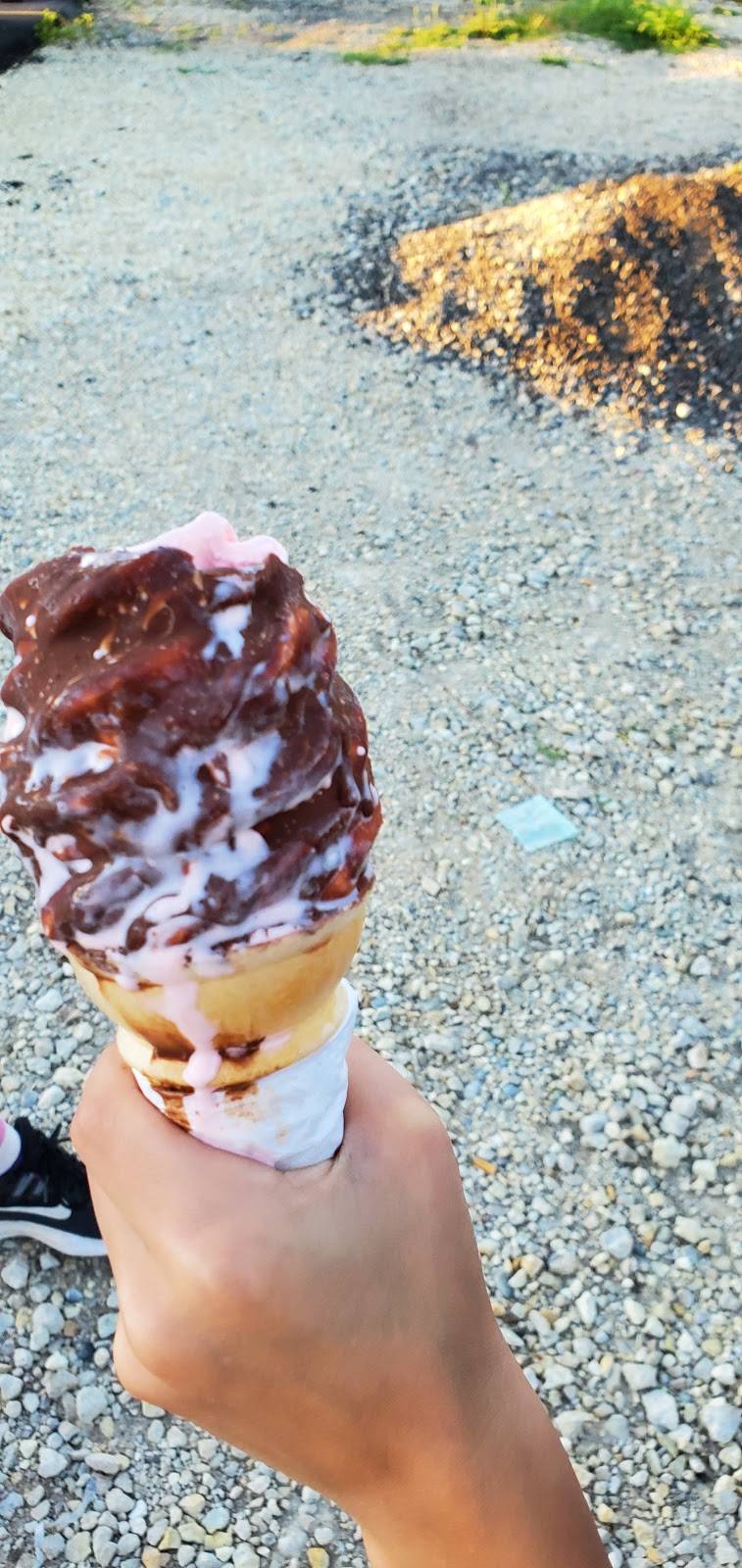 4 Queens Dairy Cream | restaurant | 109 1st St SW, Waverly, IA 50677, USA | 3195592476 OR +1 319-559-2476